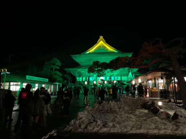 Zenkoji's front entrance and souvenir shop during the Zenkoji Lantern Festival