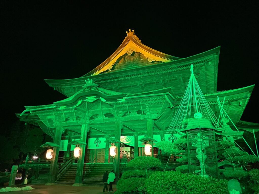 Zenkoji illuminated in green at Zenkoji Lantern Festival